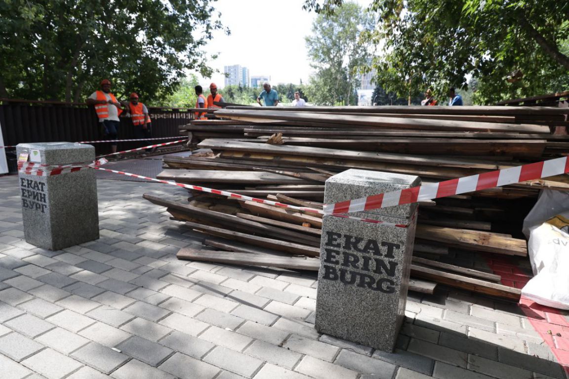 В Екатеринбурге начался ремонт моста через Исеть, ведущего в Дендропарк у  «Гринвича» - «Уральский рабочий»